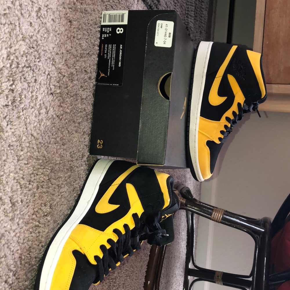 Jordan 1 Mid Reverse New Love